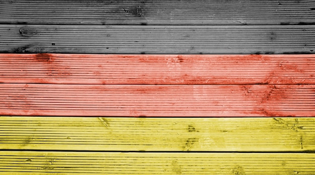 Naturholzplanken Textur Hintergrund mit den Farben der Flagge Deutschlands