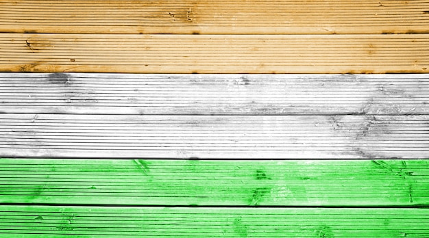 Naturholzplanken Textur Hintergrund mit den Farben der Flagge Indiens