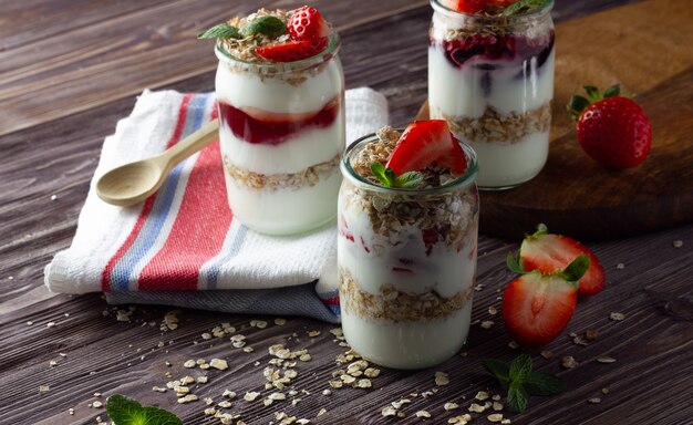 Naturjoghurt mit Marmelade, Müsli und frischen Erdbeeren