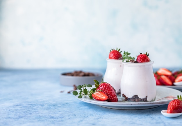 Naturjoghurt mit Müsli und Erdbeere zum Frühstück oder Snack Gesundes Ernährungskonzept