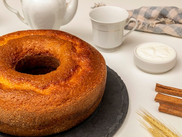 Naturjoghurtkuchen mit Zimt.