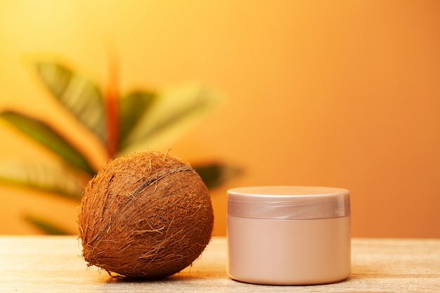 Naturkosmetik auf Basis von Kokosöl für eine Spa-Behandlung