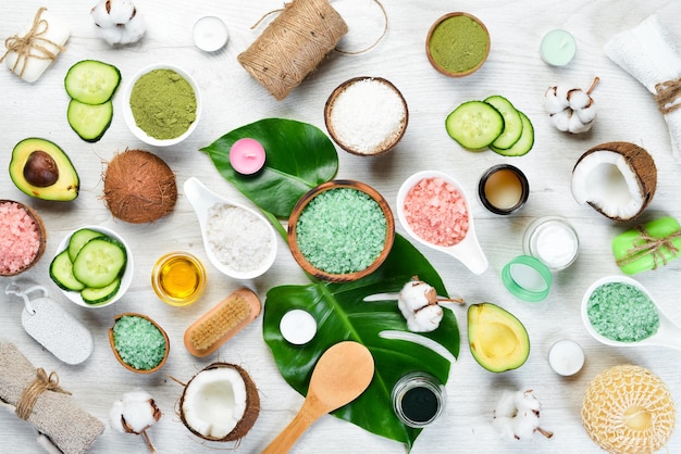 Foto naturkosmetik avocado-kokos-meersalz und gesichtscreme das konzept von kosmetik und spa draufsicht freier kopierbereich