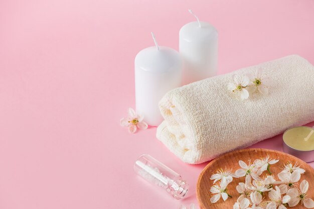 Naturkosmetikprodukte für Spa und Aromatherapie Entspannungskonzept Kerzenblumen und Handtuch