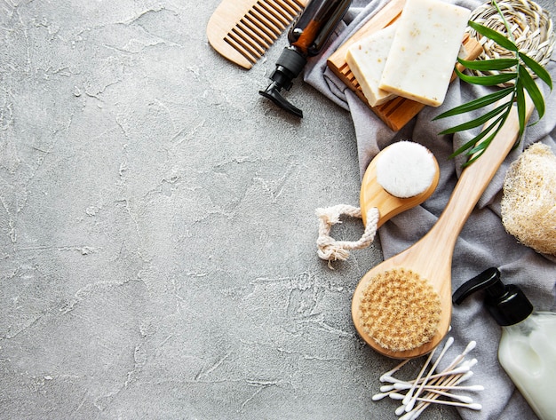 Naturkosmetikprodukte ohne Abfall auf Beton.