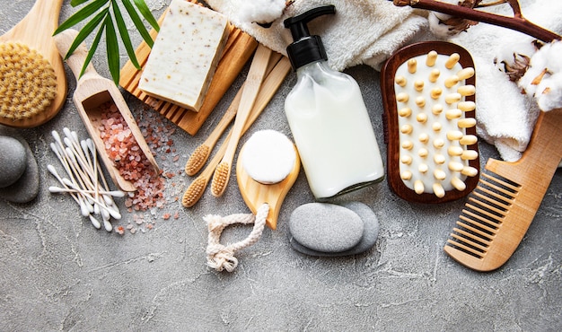 Naturkosmetikprodukte ohne Abfall auf konkretem Hintergrund. Flach liegen.