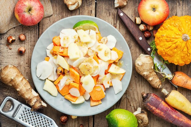 Naturkostsalat mit saftigem Apfel, Karotte und Topinambur. Gesundes Essen. Hausgemachter Herbstsalat