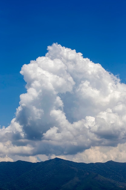 Naturlandschaft: Cumuluswolken in dramatischer Formation über der Hügelkette mit blauem Himmel. Serra da Mantiqueira, Bundesstaat Sao Paulo, Brasilien