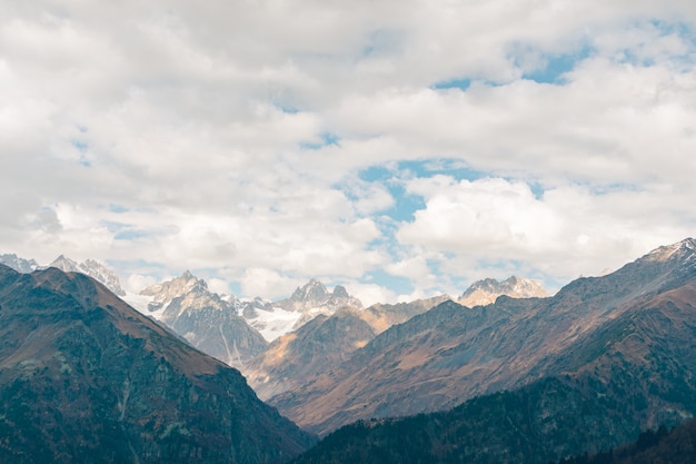 Naturlandschaft der Wanderwege des Kaukasusgebirges in Georgia.