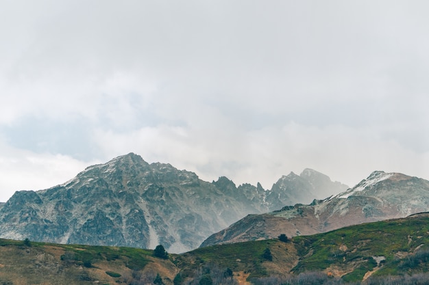 Naturlandschaft der Wanderwege des Kaukasusgebirges in Georgia.