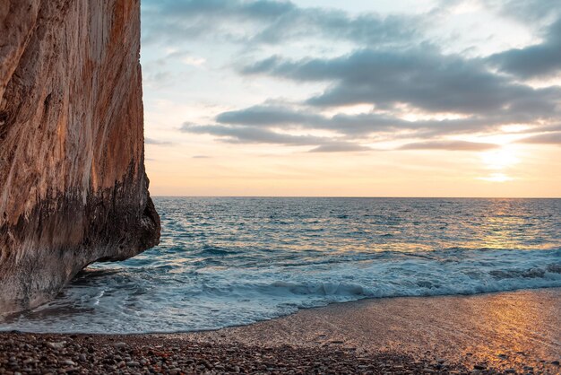 Naturlandschaft des Aphrodite-Felsens auf dem Hintergrund des Mittelmeers bei Sonnenuntergang Küste von Zypern