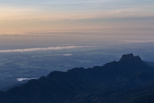 Naturlandschaft des frühen Morgens. Szenischer Berg mit warmem Sonnenlicht.