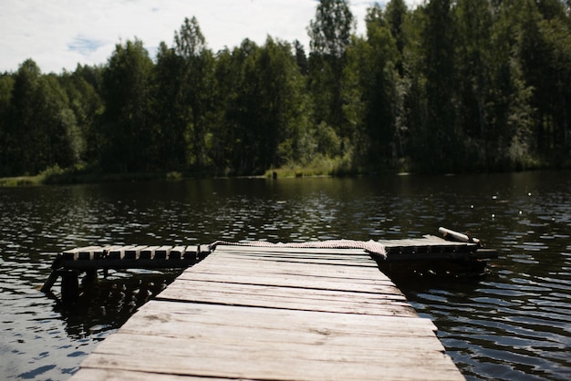 Naturlandschaft, Holzbrücke, Fluss im Wald