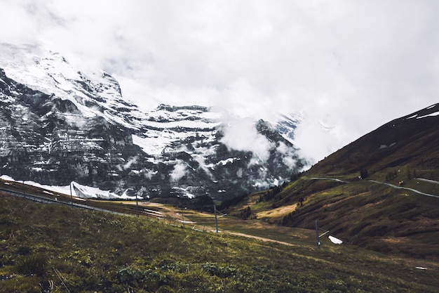 Naturlandschaft im Nebel an der Schweiz