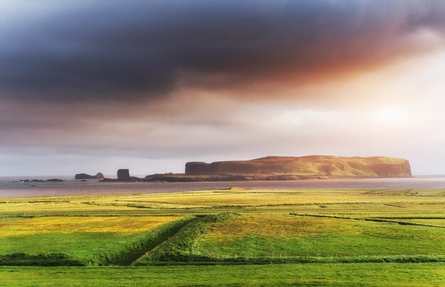 Naturlandschaft mit Bergen und bewölktem Himmel