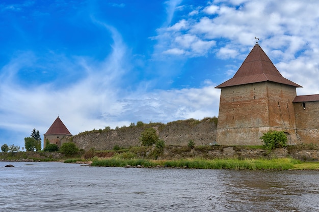 Naturlandschaft mit Blick auf die alte Festung am See