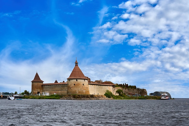 Naturlandschaft mit Blick auf die alte Festung am See