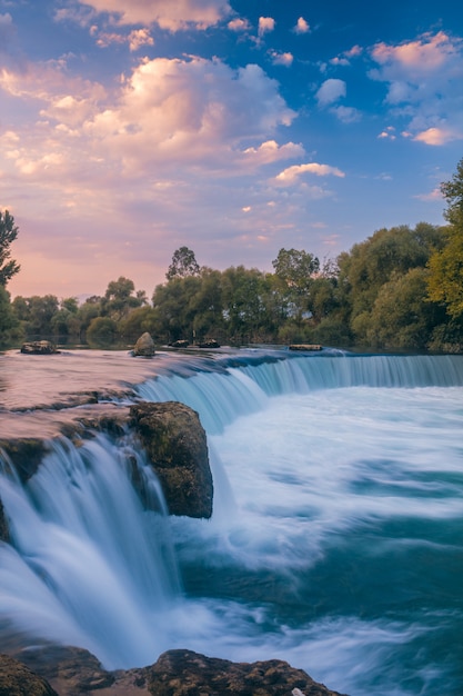 Naturlandschaft mit Wasserfall