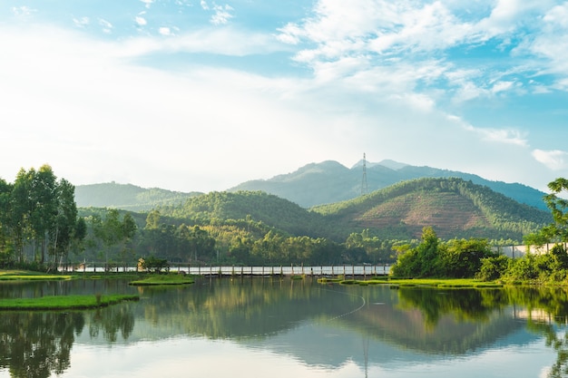 Naturlandschaft von Bergen und Wäldern in Vietnam