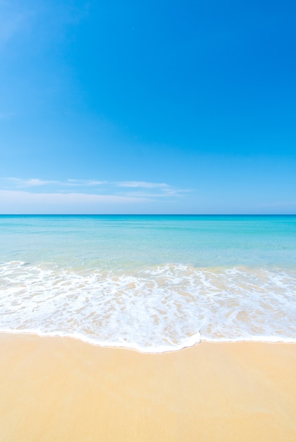 Naturlandschaftsansicht des schönen und himmlischen Strandes