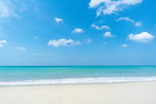 Naturlandschaftsansicht des schönen und himmlischen Strandes