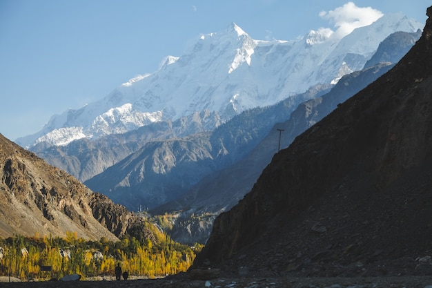 Foto naturlandschaftsansicht in herbst des schnees bedeckte rakaposhi-spitze im karakoram-gebirgszug in nagar-tal mit einer kappe.