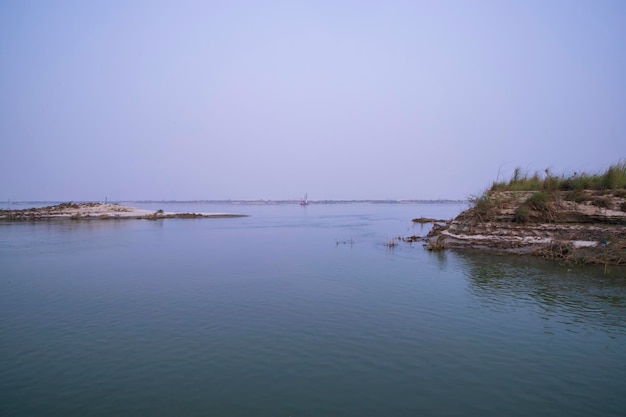 Naturlandschaftsansicht Küste des Flusses Padma mit Sanddünen und Gras