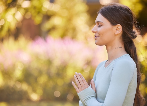 Naturmeditation, Frieden und Zen-Frau, die Yoga-Pilates oder spirituelles Wellness-Training macht, Fitness oder Seelenaura-Heilung. Freiheit im Gesundheitswesen