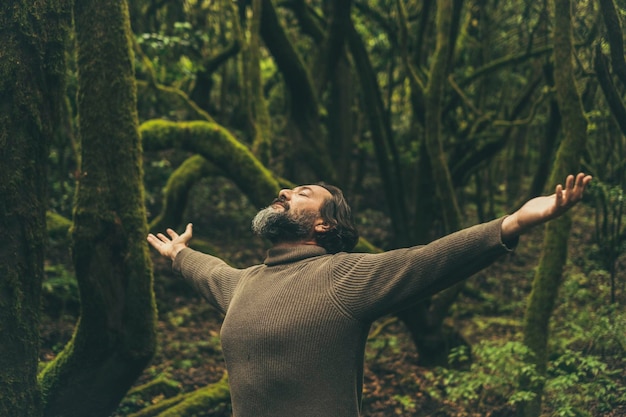 Naturpflege Umwelt Lebensstil Menschen Konzept Ein Mann, der die Arme öffnet und den Wald mit Liebe und Respekt umarmt Stoppt die Entwaldung und rettet den Planeten Erde Tag der Erde Bild der Freiheit