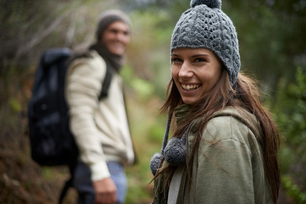 Naturporträt glücklicher Frau oder Paar auf Wanderreise Abenteuer oder Bergsteigen Spaziergang Waldliebe oder Gesicht der Freundin Frau oder Partner Trekking für morgendliche Bewegung im kanadischen Wald