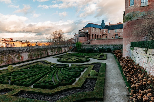 Natursehenswürdigkeiten Architektur und Leben der Stadt Albi in Frankreich