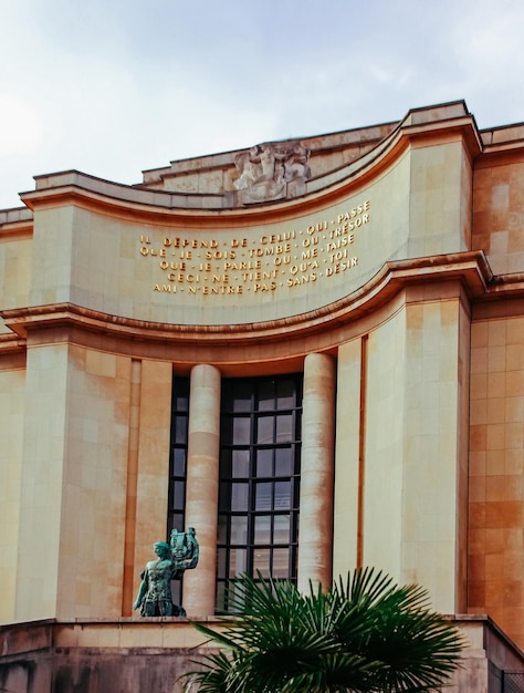 Natursehenswürdigkeiten, Architektur und Leben der Stadt Paris in Frankreich