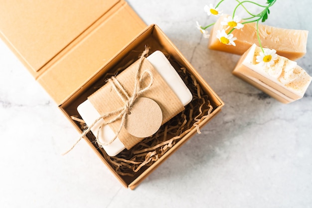 Naturseife in Geschenkbox mit leerem Mockup-Tag