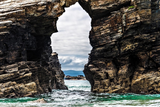 Natursteinbögen des Strandes Catedrales in Ribadeo Lugo Galizien Playa de Aguas Santas