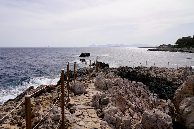 Natursteinstrand der Bahnküste im Südosten von Antibes JuanlesPins Frankreich