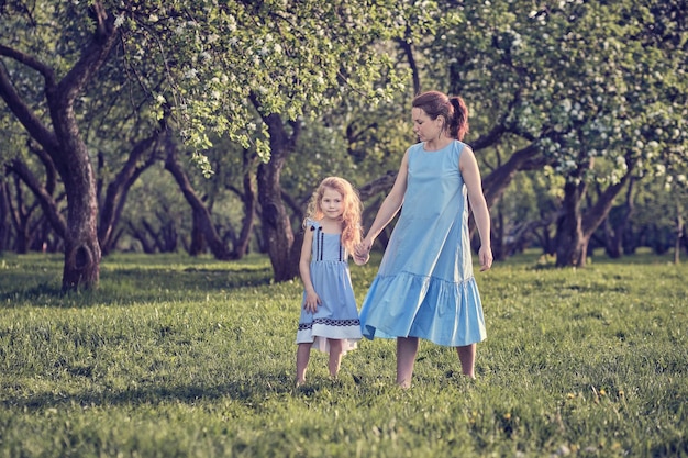 Naturszene mit Familienleben im Freien Mutter und kleine Tochter spielen zusammen in einem Park Glückliches Familienkonzept Glück und Harmonie im Familienleben