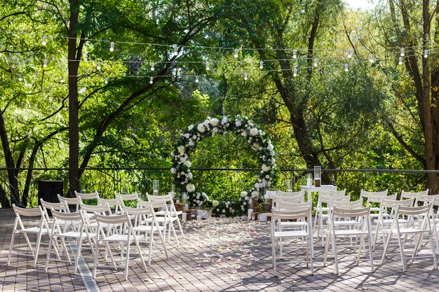 Naturthema in der Hochzeitszeremonie Dekoration Jungvermähltenbogen im rustikalen Stil verziert