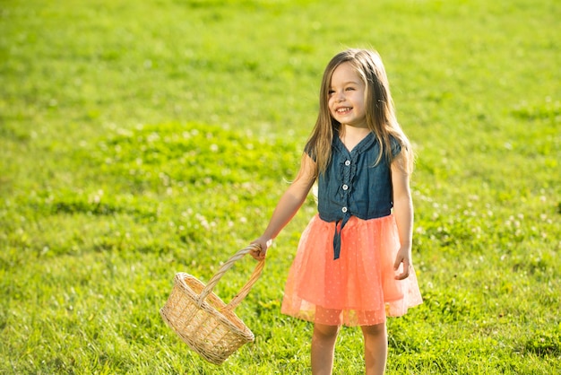 Natururlaub für Kinder. Kind auf Sommerspaziergang. Frühlingsmädchen im Freien. Auf Feld gehen.