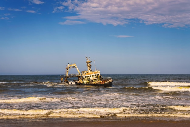 Naufragio abandonado del buque Zeila varado en la Costa de los Esqueletos de Namibia