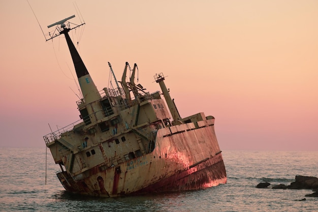 Naufrágio abandonado EDRO III em Pegeia, Paphos, Chipre