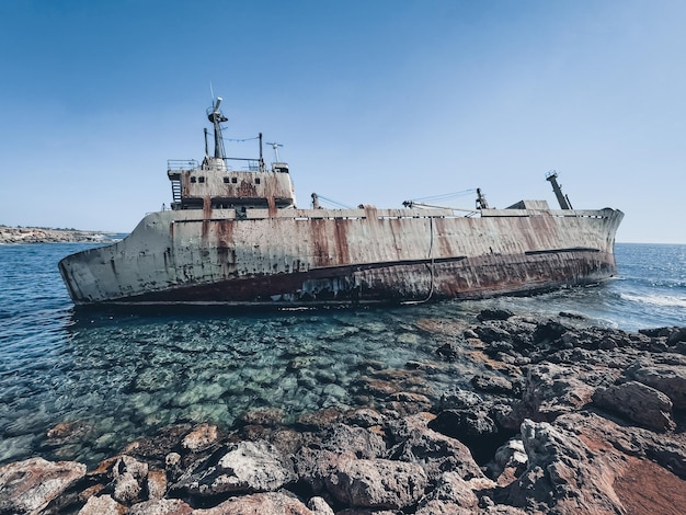 Naufragio abandonado Edro III tirado en las piedras