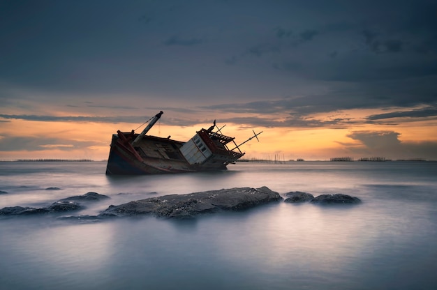 Naufragio en Angsila Chonburi con puesta de sol