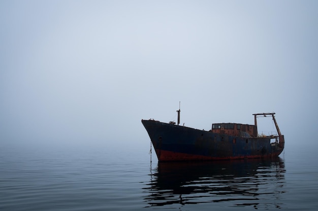 Foto naufrágio no mar contra o céu limpo