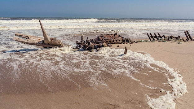 Un naufragio en el Parque Nacional Skeleton Coast en Namibia en África.