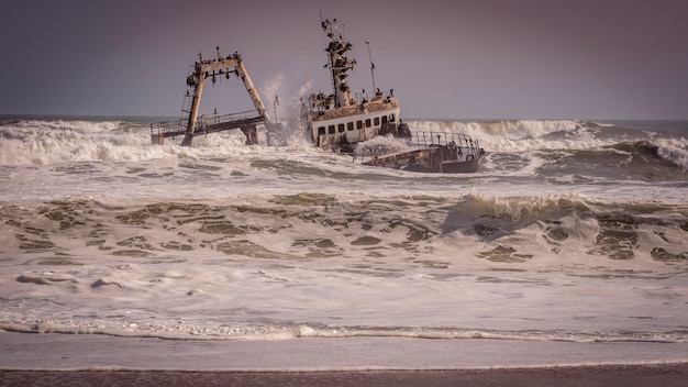 Un naufragio varado en la playa en el Océano Atlántico en el Parque Nacional Skeleton Coast en Namibia, África.