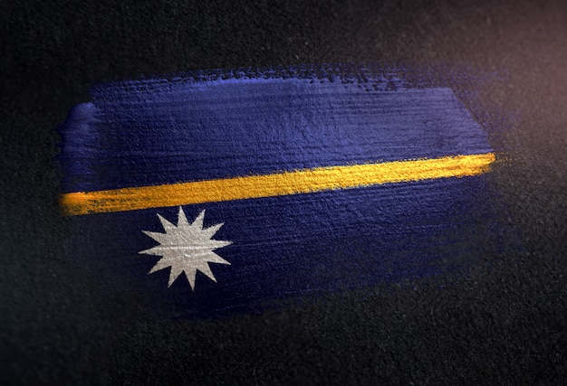 Foto nauru-flagge gemacht von der metallischen bürsten-farbe auf dunkler wand des schmutzes