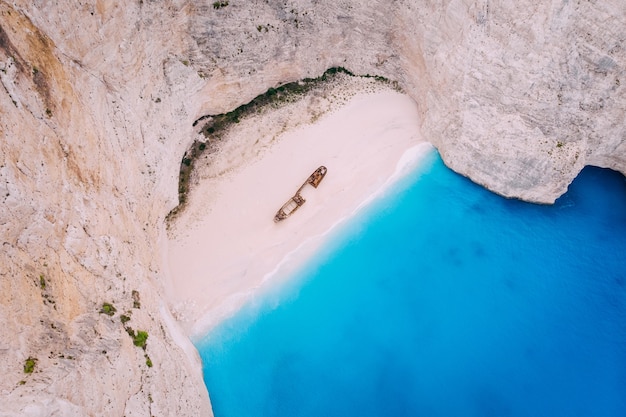 Navagio bay shipwreck beach sem pessoas, vista de cima para baixo, grécia, zakynthos