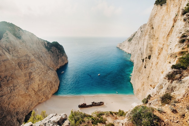 Navagio Strand. Schiffswrackbucht, Insel Zakynthos, Griechenland. Von oben betrachten.