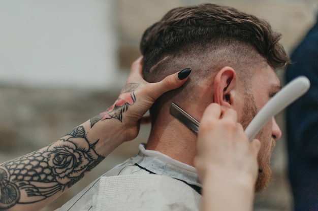 Navajas peligrosas en barbería