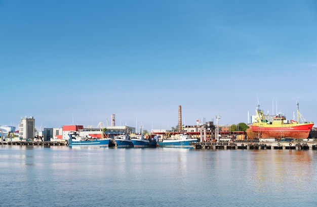 Nave y barcos en Marina en Ventspils. Ventspils una ciudad en la región de Courland de Letonia. Letonia es uno de los países bálticos